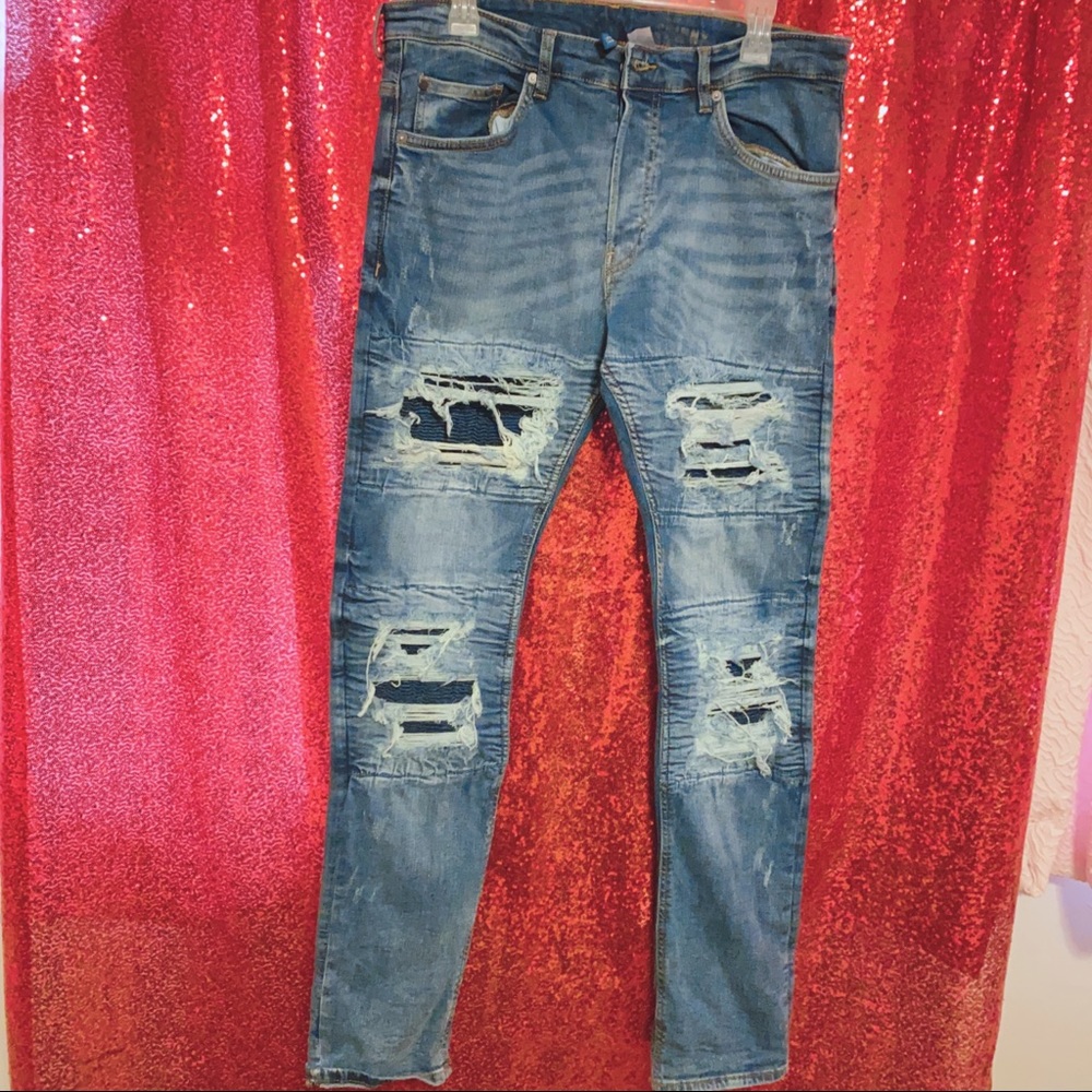 Men ripped jeans